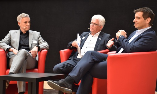 Fensterbauer (Anton Gugelfuss, m.), Systempartner (Veka Vertriebsleiter Profile Inland, Alexander Scholle) und Stromversorger (Klaus Eder, Geschäftsführer der Stadtwerke Ulm) im Dialog auf den Partnertagen von Gugelfuss.