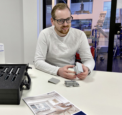 Beim Besuch der GLASWELT am Bohle-Standort Haan erläuterte Jakob van de Venn die Details des Systems - © Foto: Matthias Rehberger
