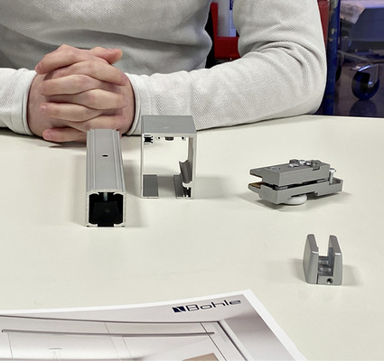 Das MasterTrack System besteht aus: Laufschiene, ­Rollensystem, Klemmmechanismus und Metalldämpfer