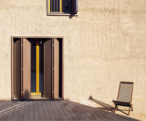 Die Faltschiebelemente wurden mit umlaufenden 4-seitige Metall­zargen in die Gebäude inte­griert.