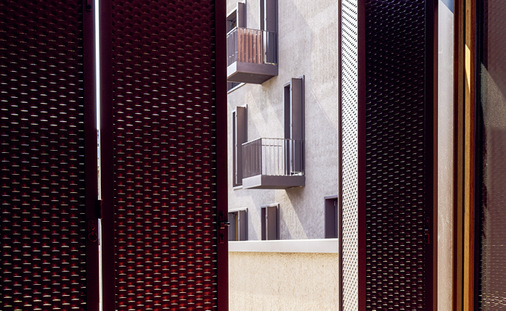 Die Faltschiebeläden lassen sich wie eine Zieh­harmonika ohne großen Öffnungsradius öffnen und schließen.