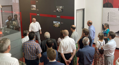 In kleineren Gruppen und kompetenten Leitern (hier Solarlux Business Development Manager Timo Kolde) wurden die Kongressteilnehmer durch die Produktionshallen geführt. - © Daniel Mund / GLASWELT
