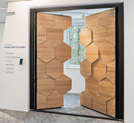 Mit Instinct ist die Herstellung einer Tür nicht mehr an konventionelle, durchgehende Mehrpunktverriegelungen oder Schließteilleisten gebunden und lässt jegliche Formen, Höhen und Breiten zu. Die Verschlusskomponenten können flügel- wie rahmenseitig verbaut werden, horizontal, vertikal und an Schrägflächen.