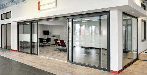 Auch sind Einbaubeispiele in der neuen Ausstellung als Inspiration zu sehen. Dazu gehört eine vier­flügelige 7,5 m breite Hebeschiebetür aus Holz, die mit einer barrierefreien Schwelle ausgestattet ist.