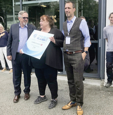 Ein Abstecher an die Glasfachschule der HTL Kramsach rundete das Programm ab. Hans-Joachim Arnold (l.) und Hannes Spiß mit Direktorin Dr. Ursula Pittl-Thapa.