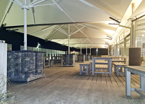 Die Terrasse ist komplett auf das Bewirten der bis zu 60 Gäste ausgelegt. Deshalb verfügen die Schirme über Heizstrahler und LED-Beleuchtungen.