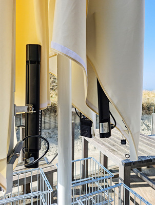 Hohe Qualität der ­Materialien und aus­geklügelte Technik ­sowie maximaler Komfort – inklusive des Motor­antriebs und der Fern­bedienung – gewährleisten dauerhaft viel Freude an der Ausstattung für die Außen­gastronomie.﻿