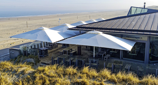Perfekter Ausblick auf den Nordseestrand – und dies auch noch mit ­mediterranem Flair. Kräftiger Wind gehört nicht selten dazu. Dies stellt besondere Anforderungen an den Sonnenschutz. 