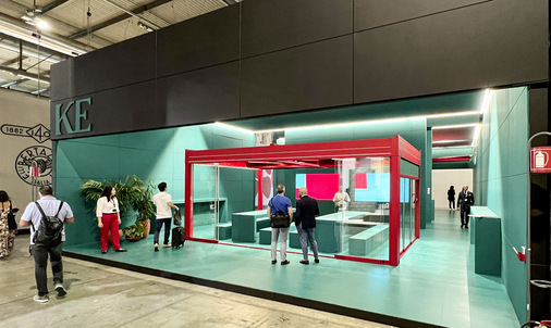 Die offizielle Premiere der Serie KE Sunlight mit seinem kubischen Design und mit Über- und ­Unterdach-Sonnenschutzsystemen fand auf der Salone del Mobile 2022 statt. 