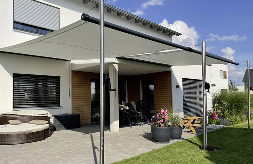 Vorne am Ausfallprofil in einer Flucht, und den Wandversprung souverän gemeistert. Das Shade läßt sich so perfekt am Gebäude intgrieren.