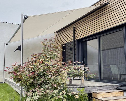 Das Gefälle des Sonnensegels kann frei bestimmt und so den örtlichen Bedingungen angepasst werden.