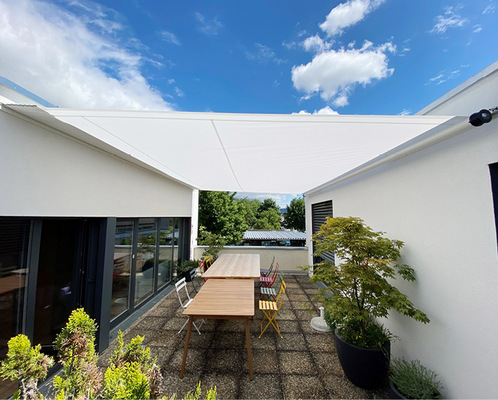 Auch zwischen zwei Gebäuden läßt sich das Shade ­ohne Probleme installieren.