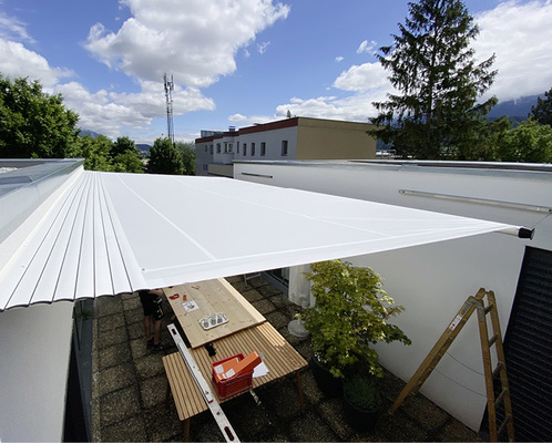 Gerade dieser Einsatzfall zeigt die Vorteile des Shades. Eingefahren sind nur noch die Stahlseile sichtbar.