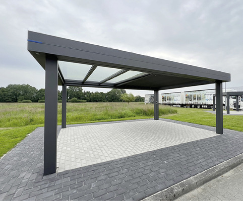 Das konstruktive Highlight ist die Kombination von Lamellen- und Glasdach: Durch die modulare Bauweise lassen sich die Dächer einfach miteinander verbinden.