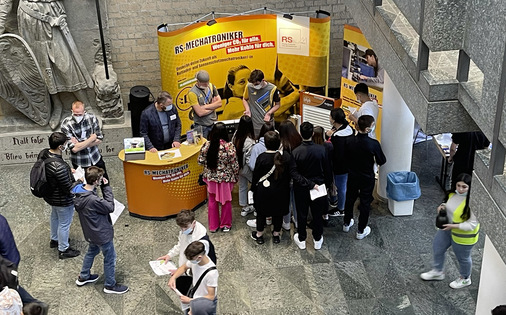 Gut besucht zeigte sich der Stand der Kölner R+S Innung im historischen Rathaus von Köln. - © Foto: Olaf Vögele
