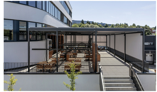 Das filigrane Dachsystem schafft zugleich ein architektonisch ­anspruchsvolles Entrée in die Syrlin Speisewelt.