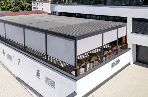 Seitliche, leicht transparente Markisen mit easyZIP-Führung schützen die Gäste bei starkem Wind und Regen oder kühleren Temperaturen.
