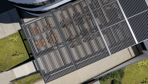 Nicht nur aus der Vogelperspektive betrachtet ist die architektonisch klare Linien­führung der Lamaxa L50-Anlage ein Highlight. - © Foto: Warema
