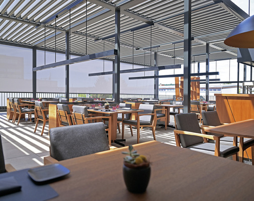 Das Dachsystem Lamaxa L50 ermöglicht auch in den Knotenpunkten eine extrem schlanke Ausführung der Stützen, trotz ­vierfacher Last.