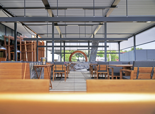 Die auf knapp vier Meter aufgeständerten Lamellendächer ­schützen die Gäste vor Sonne, Wind und Regen – je nach Stellung der Lamellen.