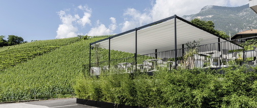 Durch das minimalistische Design fügt sich die Pergotenda unauffällig in die Umgebung ein.