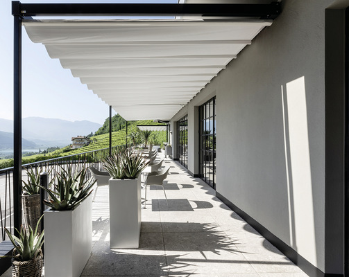 Durch den Verzicht auf die seitlichen Verschlüsse können die Saulenabstände großzügig gestaltet werden. 