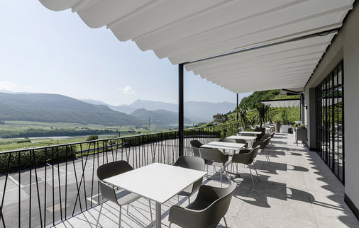 Der raffbare Behang der Exyl schwebt förmlich über dem Gast, da die Rahmenprofile aus der ­Position nicht sichtbar sind.