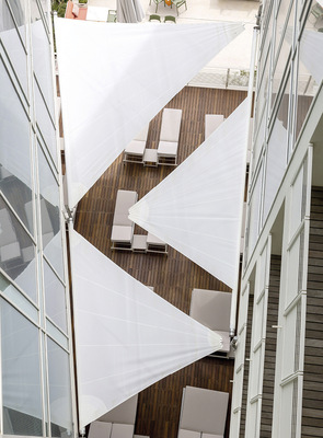 Die automatisierten Segel werden son Windsensoren automatisch eingefahren, wenn mal zu heftig wird.