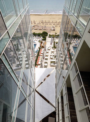 Der Blick aus den Zimmern der oberen Stockwerke mit Ausrichtung auf die Terrasse wird optimal abschirmt. - © Foto: KE
