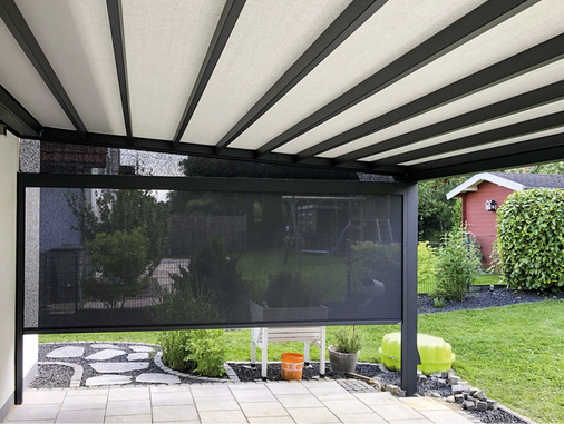 Auch seitlich kann die Sintesi mittels eines optionalen Querprofils mit einer Senkrechtmarkise für den optimalen Sicht- und Sonnenschutz geschlossen werden.