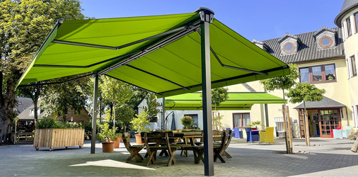 Die Doppelmarkisen habe eine Größe von jeweils 700 × 600 cm und beschatten so jeweils über 42 m2.