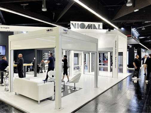 Das Lamellendach VL Pergola ist als Kit in den drei ­Größen 3 m × 3 m, 3 m × 4 m, und 3,6 m × 3,6 m lieferbar.