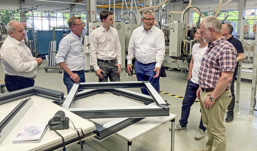 Hermann Schmitz, Leiter Technologie und Innovation (4.v.l.)  demonstrierte im VEKA-Technikum, wie einfach die Verarbeitung von Aluconnect wirklich ist.