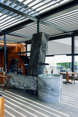 Die in den 3,5 Tonnen schweren Granitbrunnen eingebundene Lamaxa-Stütze stellte für den Planer sowie Warema konstruktiv eine besondere Herausforderung dar.