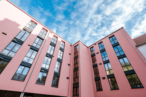 Das zukunftweisende Konzept zieht sich durch das gesamte Gebäude bis hin zu den großflächigen, bodentiefen Fenstern.