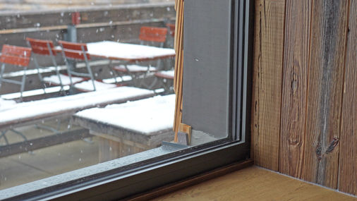 Die erforderliche durchgehende luftdichte Schicht gewährleistet TP654 einerseits durch die Membran innerhalb des Bandes, andererseits durch die beiden grauen Schichten, die einen kontinuierlichen Kontakt mit der Wand und dem Bauelement sicherstellen.