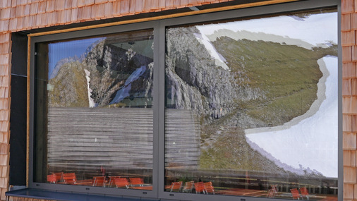 Die Firma MarStein GmbH baute 3fach verglaste Alu-Fenster- und Türenelemente ein, die mit dem illbruck TP654 illmod TRIO 1050 abgedichtet sind.