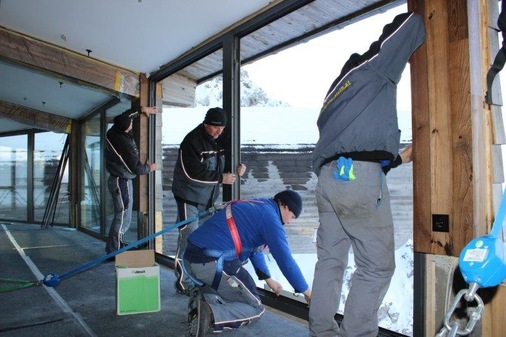 Die Fenster lassen sich dank der besonderen Oberflächenstruktur von illbruck TP654 einfach in die Leibung einbringen, zudem gibt die beidseitige Verwendungsmöglichkeit des Bandes, durch die eine Verwechslung (innerer und äußerer Seite) bei der Montage ausgeschlossen ist, zusätzliche Montagesicherheit. - © CPG Tremco Europe
