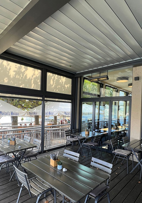 Zur Seite des angrenzenden Biergartens bieten die ZIPs nicht nur Sonnenschutz, sondern auch Sichtschutz.