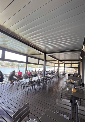Die 110 m2 Terrasse wurden mit sechs Felder des Lamellendachs Maestro (345 cm Höhe) vollständig überdacht. 