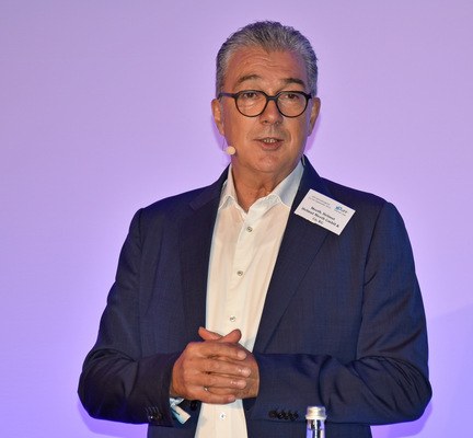 Helmut Meeth begrüßte in Düsseldorf über 300 Kongressteilnehmer.