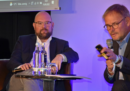 Update RTG: Thomas Drinkuth, Leiter der Repräsentanz Transparente Gebäudehülle markierte im Gespräch mit VFF-GF Frank Lange den Status Quo, der gerade im politischen Berlin vorzufinden ist. - © Daniel Mund / GLASWELT
