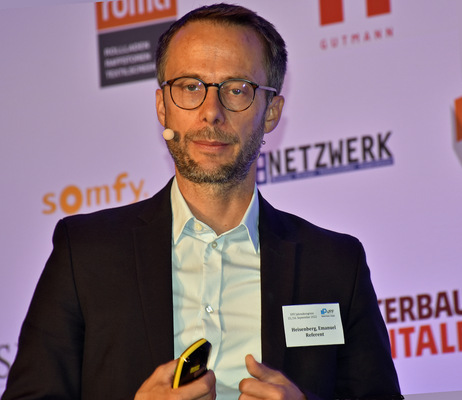 Emanuel Heisenberg, Gründer von ecoworks skizzierte die Möglichkeiten der seriellen Sanierung.