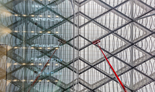 Die transluzente Konstruktion des Dachs belichtet auch den Eingangsbereich. - © Foto: Messe Düsseldorf/A.M. van Treeck
