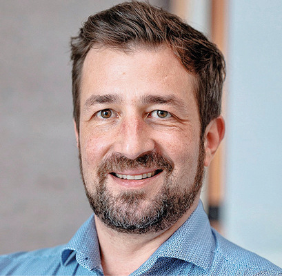 Thomas Reibe, Leiter Entwicklung der Josko Fenster und Türen GmbH, 
hat es geschafft: Die Uniqa Österreich, eine der großen Versicherungsgesellschaften im Land, wird ein Josko Holz-/Holz-Alu-Fenster mit Roto NX TiltSafe-­Beschlag im gekippten Zustand nicht anders bewerten als im geschlossenen. Der   ­Hausbesitzer   behalte   also   seinen   vollen   Versicherungsschutz im   Falle   eines   Einbruchs, selbst wenn er Fenster beim Verlassen des Hauses ­gekippt ließe.