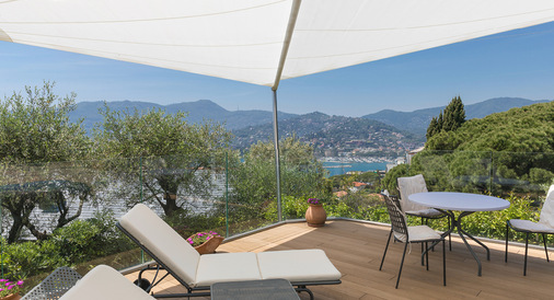 Das Segel ist flexibel anpassungsfähig und kann auch in unregelmäßigen Formen installiert werden, wenn es erforderlich ist.