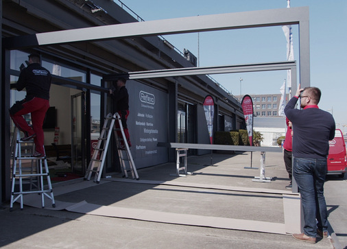 Montage des Grundgerüsts: Vormontierte Endkappen anbringen, Längsprofile mit Stützprofilen ­verschrauben, Seitenteile aufstellen und gut sichern. Danach können die Stirnprofile montiert und das Gerüst final ausgerichtet und am Fundament fixiert werden.