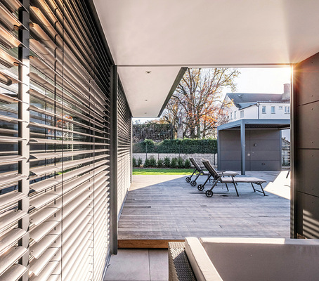 Für die perfekte Verschattung werden Raffstoren mit ProVisio-Technologie installiert, deren Lamellen ­farblich exakt mit der Farbgebung der Fensterprofile ­abgestimmt sind.