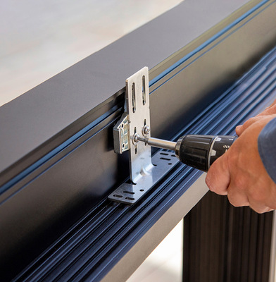 Der Befestigungsbügel wird als Set angeboten: Koppel­stück und L-Winkel komplett mit Schrauben, etc.