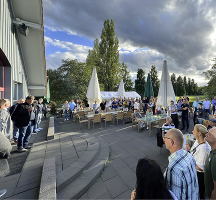 Das Sommerfest im Golfclub Domäne Reutlingen war eine willkommene Gelegenheit der Kommunikation. - © Foto: Olaf Vögele
